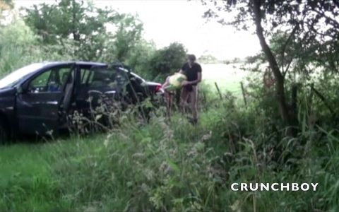 French tink fucked by straight discret in the car in exhib outdoor