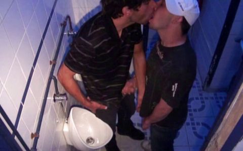 Suckgn cock straight on punblic toilets