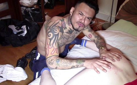 Leo Senthy fucked unprotected by the top Latino Pablo Bravo