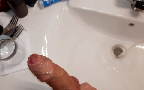 Locked in the bathroom, I fucked myself of my fingers and cuz cumshot because of this reason