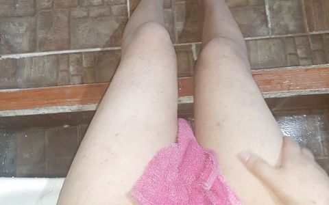 Feet fetish of Jade in bathroom