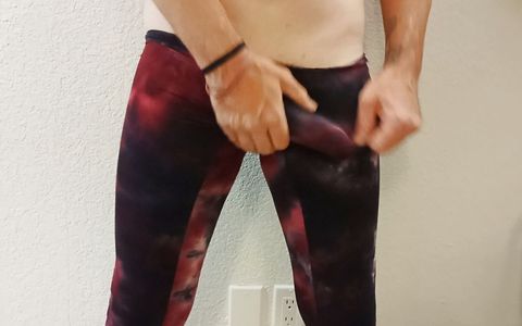 A dude with a huge cock jerks off in yoga pants