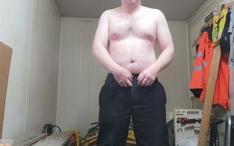 I like to masturbate in front of the webcam to drink my piss eat my cum and penetrate my ass!