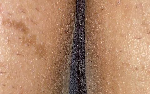 A man exposes his anus. Take a close-up shot so you can see the wrinkles clearly