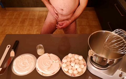 Cicci77 after having collected 50 grams of cum, prepares a sperm meringue cake!