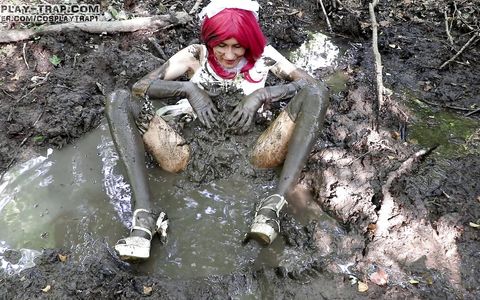 Trap cosplay Maki bride messy play in the mud