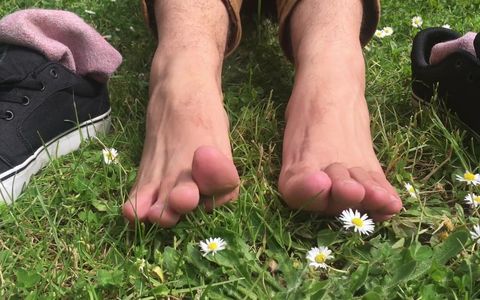 Fun with Feet in Hepburn Springs - Manlyfoot