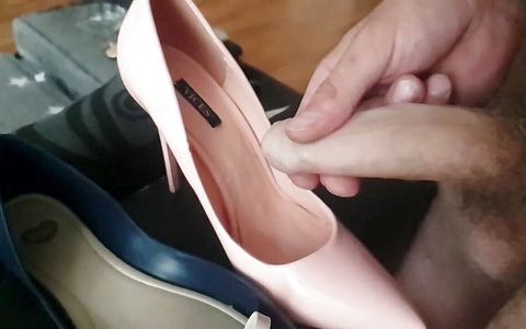 Pink heels cuming, blue balerinas