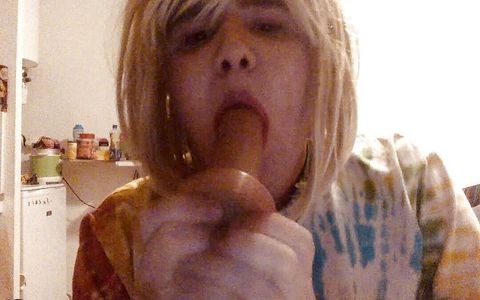 BifloXXX crossdresser sucks and deepthroat dildo