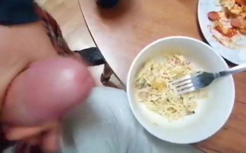 Handjob & cumshot in pasta...