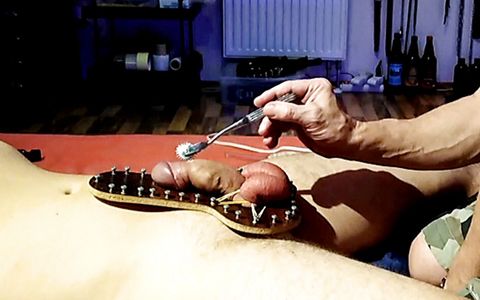 Cock&balls exposing device